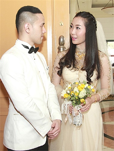 Đông Cương và Thùy Trang quen nhau từ năm 2010 nhưng mới nảy sinh tình cảm cách đây 1 năm. Á hậu từng chia sẻ, tình yêu của hai người được bố mẹ hai bên gia đình ủng hộ nên cả hai mới quyết định kết hôn để sớm ổn định cuộc sống. 