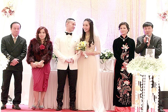 Bố mẹ cặp đôi đều chia sẻ cảm xúc vui mừng khi hai con của họ đã nên duyên vợ chồng. 