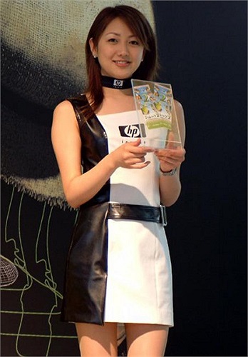 Dương Huệ Nghiên sinh năm 1981 tại Thuận Đức, Quảng Đông