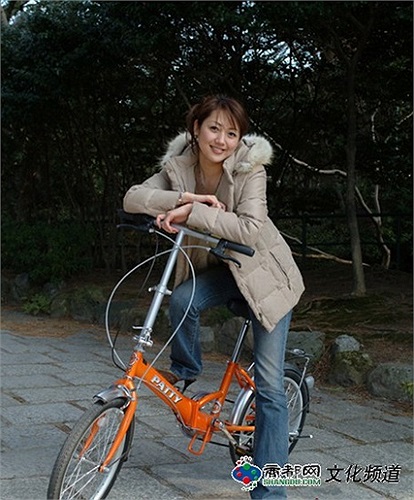 Dương Huệ Nghiên còn là một người tích cực tham gia công tác xã hội