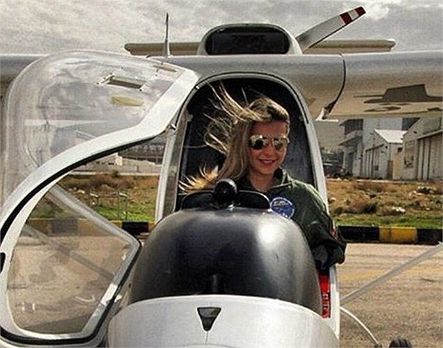 21 tuổi, Twal đã trở thành nhân viên hướng dẫn bay và hiện nay, cô đang giữ chức chủ tịch Hội phi công nữ thế giới (gồm 36 thành viên). 