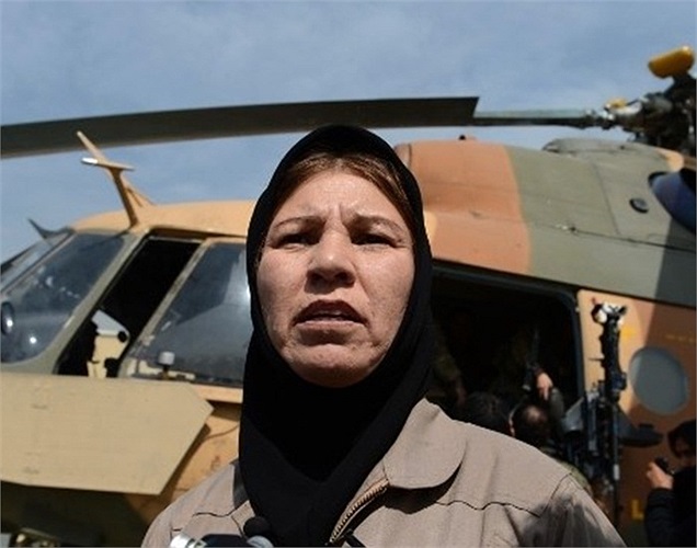 Ngay cả những đất nước hà khắc nhất cũng có những nữ phi công tài ba. (Ảnh: Latifa Nabizada – nữ phi công đầu tiên lái máy bay trực thăng quân sự của Afghanistan). 
