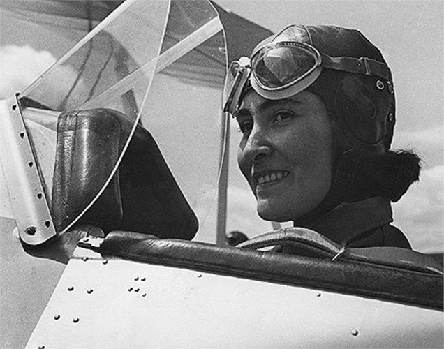 Từ những năm 1930, người ta đã chú ý đến việc huấn luyện nữ phi công. (Ảnh: phi công Sahavet Yslamazturk – một thành viên trong nhóm nữ phi công Thổ Nhĩ Kỳ được huấn luyện tại trường bay Turkkusu). 