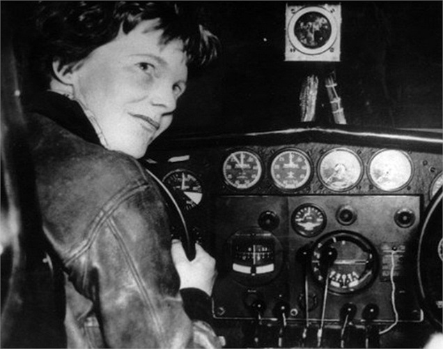 Amelia Earhart là một trong những nữ phi công nổi tiếng nhất mọi thời đại. Năm 1928, bà trở thành người phụ nữ đầu tiên bay qua Đại Tây Dương và năm 1932, lần đầu tiên điều khiển máy bay một mình. 