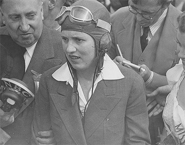 Nữ phi công Mỹ Jacqueline Cochran được coi là một trong những phi công tài năng nhất bất kỳ giới tính trong thế hệ của bà. Năm 1953, bà trở thành người phụ nữ đầu tiên phá vỡ hàng rào âm thanh.