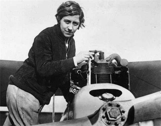 Nữ phi công người Anh, Amy Johnson rất nổi tiếng với những trò hề liều mạng. Ở tuổi 26, cô là nữ phi công đầu tiên bay một mình từ Anh đến Úc. 