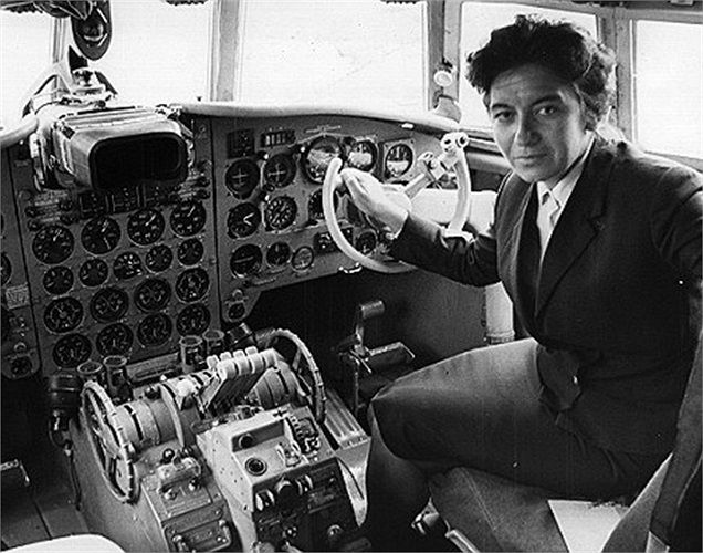 Phi công Bulgaria, Atanossova Maria là người phụ nữ đầu tiên thực hiện điều khiển một chuyến bay thương mại đến vương quốc Anh. 