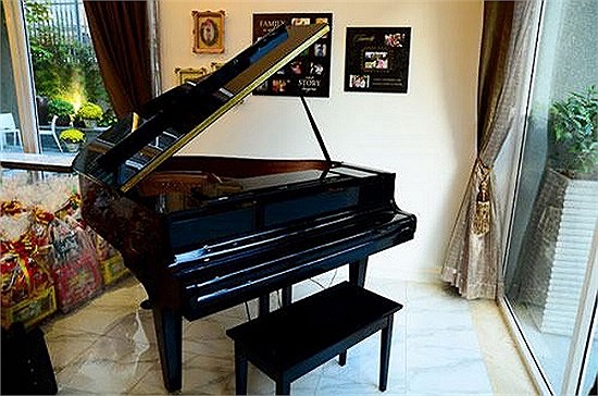 Một góc nhỏ để đựng đàn cho con gái Bảo Tiên học piano.