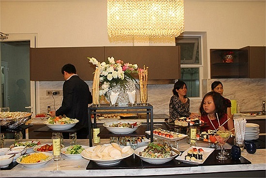 Tiệc buffet nhẹ cũng được chủ nhân chu đáo bày phía bên trong.