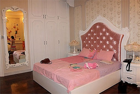 Phòng của bé Bảo Tiên, con gái vợ chồng Ngọc Ánh, có diện tích khoảng 80 m2, trang trí khung cảnh thần tiên, có tông màu chính là hồng.