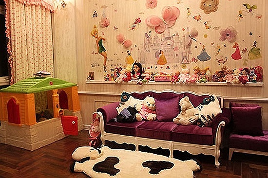 Rất nhiều thú bông và búp bê trong căn phòng của cô công chúa nhỏ.