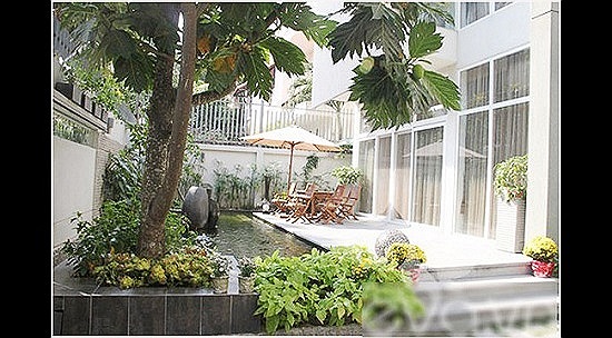 Tông màu trắng làm chủ đạo tạo vẻ đẹp sang trọng cho tòa nhà.