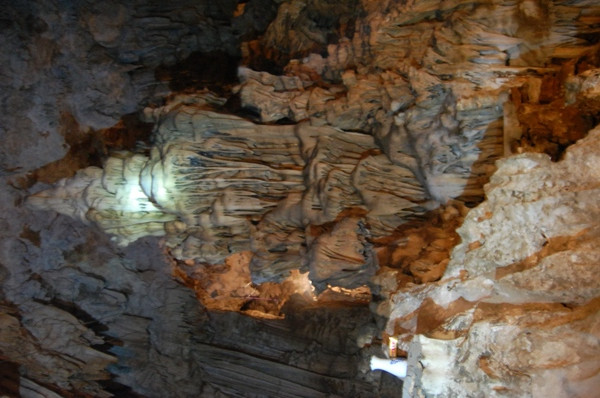 Nổ mìn khai thác đá, xẻ thịt ‘núi mẹ’ linh thiêng