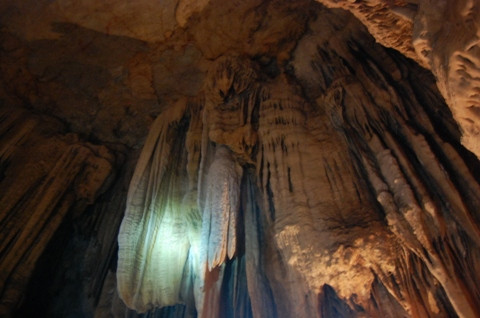 Nổ mìn khai thác đá, xẻ thịt ‘núi mẹ’ linh thiêng