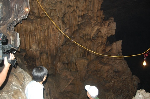 Nổ mìn khai thác đá, xẻ thịt ‘núi mẹ’ linh thiêng