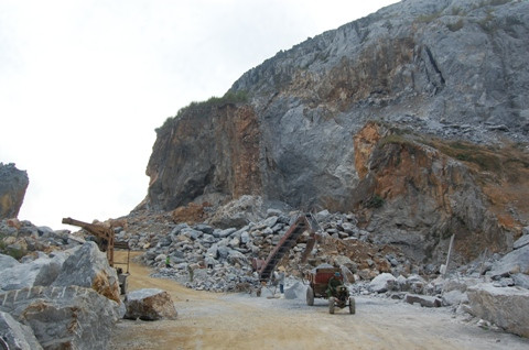 Nổ mìn khai thác đá, xẻ thịt ‘núi mẹ’ linh thiêng