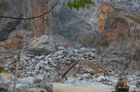 Nổ mìn khai thác đá, xẻ thịt ‘núi mẹ’ linh thiêng