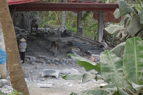 Nổ mìn khai thác đá, xẻ thịt ‘núi mẹ’ linh thiêng