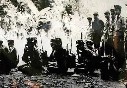 Bộ đội tình nguyện Việt Nam và lực lượng cách mạng Cam-pu-chia huấn luyện hiệp đồng thông tin liên lạc trước khi vào chiến dịch. Ảnh tư liệu