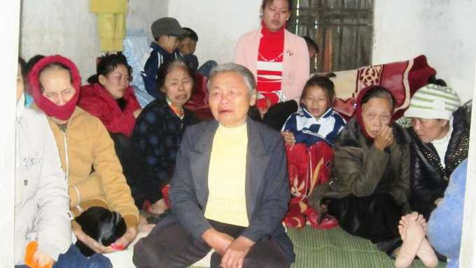 Rất đông anh em, làng xóm đến gia đình bà Hương chờ thông tin từ lực lượng cứu hộ, cứu nạn - Ảnh: Cảnh Phúc