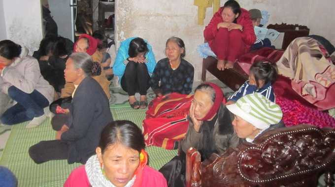 Rất đông anh em, bạn bè đến nhà thuyền viên Nguyễn Văn Trí để động viên người thân vượt qua nỗi đau để hy vọng các thuyền viên sẽ may mắn trở về - Ảnh: Việt Hùng