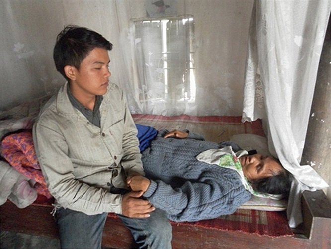 Mẹ ốm nặng bởi căn bệnh tim hành hạ hơn 20 năm nay, Nguyễn Văn Thông (Yên Thành, Nghệ An) - cậu sinh viên năm thứ 4 phải xin bảo lưu kết quả học về chăm sóc mẹ. Căn nhà nhỏ tuềnh toàng, gió thổi thông thống như nhà hoang. Trên chiếc giường kê sát vách, một người đàn bà gầy gò ốm yếu nằm thở thoi thóp, thỉnh thoảng người giật nảy lên bởi những cơn ho. 