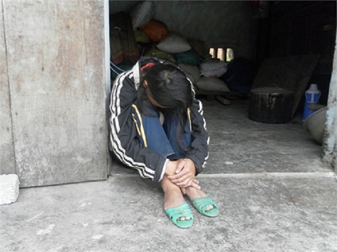 Ngoài sân, tiếng cười khanh khách của chị Nga, chị gái Thông bị tâm thần cứ vang lên, nghe rờn rợn. Từ ngày mẹ ngã bệnh, Thông phải thay mẹ chăm sóc chị gái.