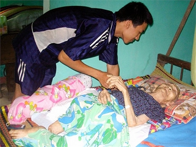 Không phải máu mủ ruột già nhưng gần 10 năm nay, Trần Sang (23 tuổi) sinh viên Đại học Duy Tân, Đà Nẵng đã phụng dưỡng một Mẹ VNAH Trần Thị Thiệt già yếu một mình không nơi nương tựa. Hàng ngày Sang đi học, rồi lại về lo cơm nước cho mẹ. Những hôm mẹ yếu, Sang ngủ bên cạnh để phòng sự cố trong đêm vắng và trái gió trở trời.