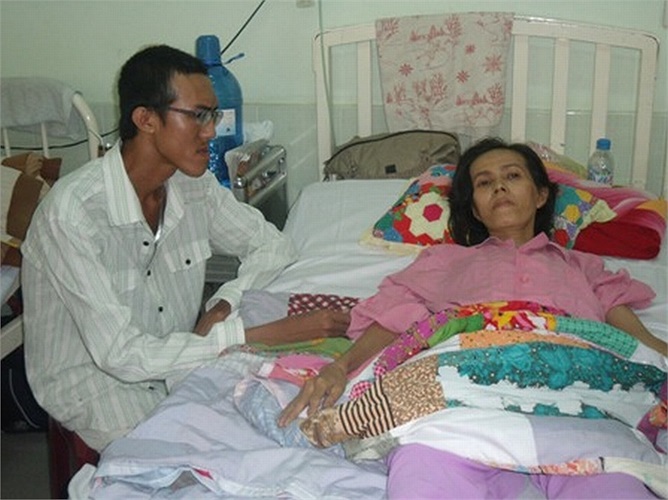 Tim nằm bên phải lồng ngực, một mắt bị mù, mắt còn lại cận nặng… Nguyễn Minh Tuấn (21 tuổi) ngụ ở Chợ Gạo, Tiền Giang không đến viện điều trị mà đi chăm sóc người mẹ bị suy tim rất nặng nhưng chưa có tiền phẫu thuật. 
