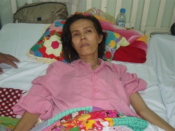 Hoàn cảnh gia đình Tuấn rất éo le, mẹ là chị Tả Thị Quế (42 tuổi) bị suy tim nặng nên chị đang phải nằm tại viện điều trị. Còn Tuấn cao 1,83m nhưng nặng chỉ 43kg với một mắt bị mù nên phải nghỉ học đê đi bán vé số kiếm tiền chữa cho mẹ. 