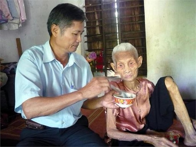 Dù không một chút máu mủ, ruột thịt nhưng ông Anh Phan Văn Loài và chị Lê Thị Lan đã chăm sóc mẹ Mẹ VNAH Nguyễn Thị Thiệc ở Quảng Bình (103 tuổi) như những người con trai, người con dâu hiếu thảo suốt 35 năm qua.