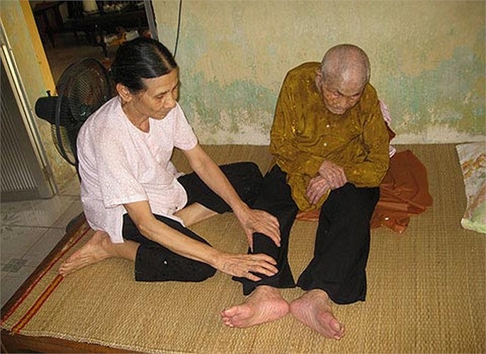 Suốt 50 năm bà Nguyễn Thị Cần (Hoàng Mai, Hà Nội) đã chăm sóc thím của chồng là cụ Xuân (103 tuổi).