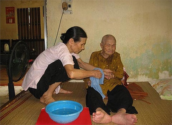 Vì có cùng hoàn cảnh, chồng mất sớm nên bà Cần đã tình nguyện gánh trách nhiệm nuôi dưỡng thím chồng và chăm sóc các cháu.