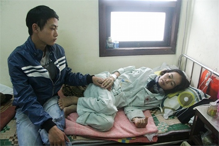 Em Lê Hữu Lộc (chưa có nghề nghiệp)đang phải chăm sóc mẹ là chị Hoàng Thị Bê đang nằm bệt giường vì bệnh ung thư máu tại khoa Huyết học, Bệnh viện TW Huế.