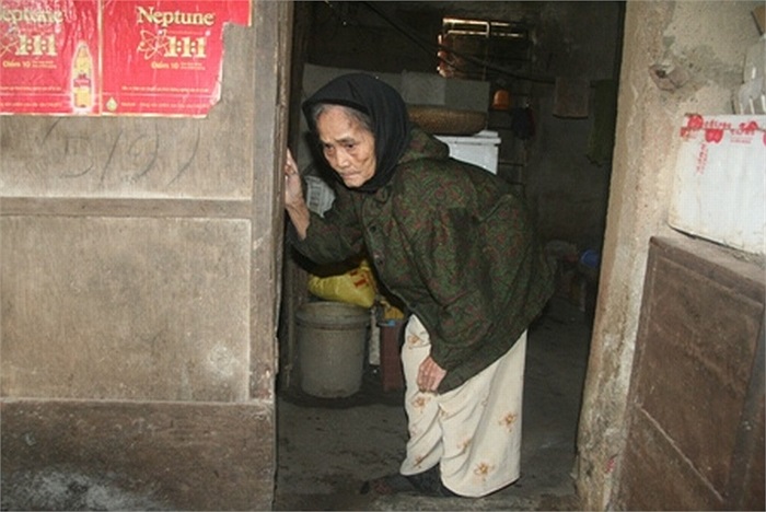 Trong nhà chị Bê, còn mẹ già 85 tuổi đã bị còng vì tham gia kháng chiến chống Mỹ. Nhà nghèo không có nhà để ở nên 3 người trong gia đình phải sống vạ vật tại chợ. 