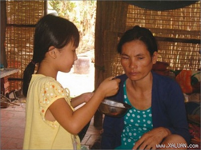 Bé Nguyễn Thị Tường Vy (9 tuổi) đã bỏ học và tự kiếm sống để nuôi mẹ là chị Trương Thị Hưởng (sn 1970) bị bệnh AIDS, lại mù ngụ tại ấp An Bình, Mỏ Cày Nam, Bến Tre. Hàng ngày, Vy dậy từ sớm đi nhặt vở lon, xin làm thuê kiếm tiền mua thức ăn cho mẹ, tối đến lại phải bóp tay chân cho mẹ, có đêm phải thức trắng. 