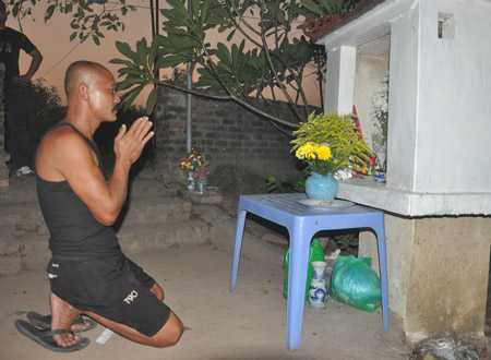 Cứ ngày 1 và ngày rằm hàng tháng anh Dũng cùng nhiều người dân ra miếu thờ ở nghĩa địa vô danh thắp hương