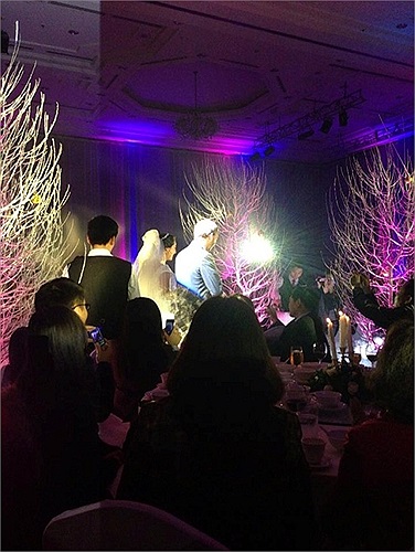 Hoa hậu thế giới người Việt sinh năm 1987 rạng ngời bên bạn bè. Hôn lễ của Ngô Phương Lan không có quá nhiều khách mời. Chỉ các thành viên trong gia đình và bạn bè thân thiết có mặt trong sự kiện này.