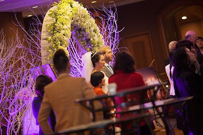 Xem những hình ảnh Ngô Phương Lan tràn ngập hạnh phúc bên ông xã trong hôn lễ diễn ra vào hôm qua (13/12).