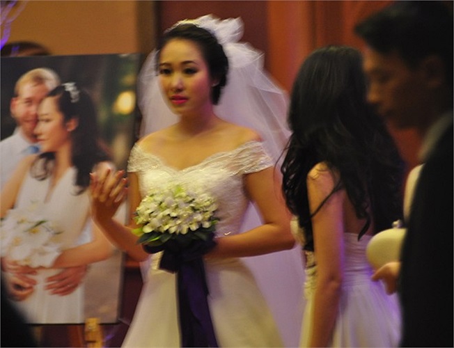 Bố mẹ Loz Whitake cũng mới bay từ Pháp tới Hà Nội cách đây vài ngày. Trước tiệc cưới này, hai gia đình đã tổ chức hôn lễ theo đúng truyền thống Việt Nam tại nhà riêng.