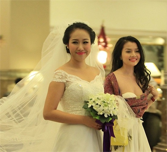 Trước hôn lễ một ngày, người đẹp sinh năm 1987 bất ngờ chia sẻ hình ảnh cưới đầu tiên trên trang cá nhân. Cô cũng thẳng thắn chia sẻ không muốn chuyện riêng trở thành chủ đề bàn tán ầm ĩ trên các phương tiện truyền thông và mong mọi người thông cảm c