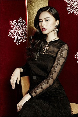 Thực chất, chiếc váy được thiết kế thêm phần vải nude bên trong cực kỳ an toàn cho người mặc. Kiểu đánh lừa thị giác này càng khiến Ngô Thanh Vân gây tò mò và được chú ý.