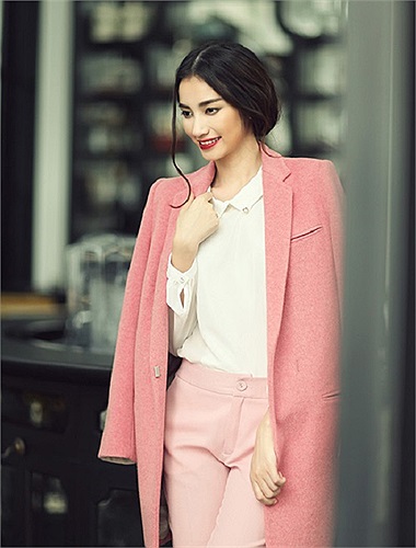 Trúc Diễm khoe làn da trắng mịn trong các thiết kế công sở cho mùa mới.