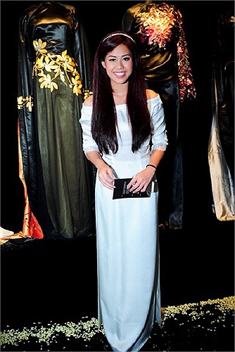 Em chồng Tăng Thanh Hà - Thảo Tiên - ghi điểm tuyệt đối với tà áo dài cách tân. Chiếc bờm ngọc trai nhỏ xinh trên mái tóc càng giúp Thảo Tiên trông nữ tính và xinh đẹp. 