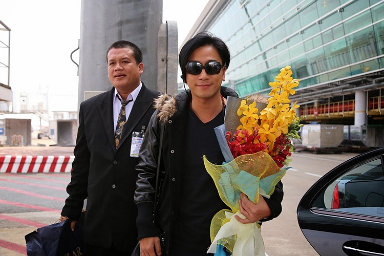 Xuất hiện với trang phục đen giản dị, tài tử điển trai Ngô Trác Hy tỏ ra vui vẻ và thân thiện.