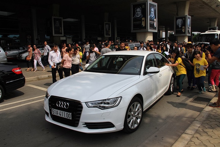 Trong đêm giao lưu có sự tham gia trình diễn của các ca sỹ Việt Nam như quán quân Giọng hát Việt mùa đầu tiên Hương Tràm, ca sĩ Hồ Trung Dũng, quán quân Thử thách cùng bước nhảy Lâm Vinh Hải… 