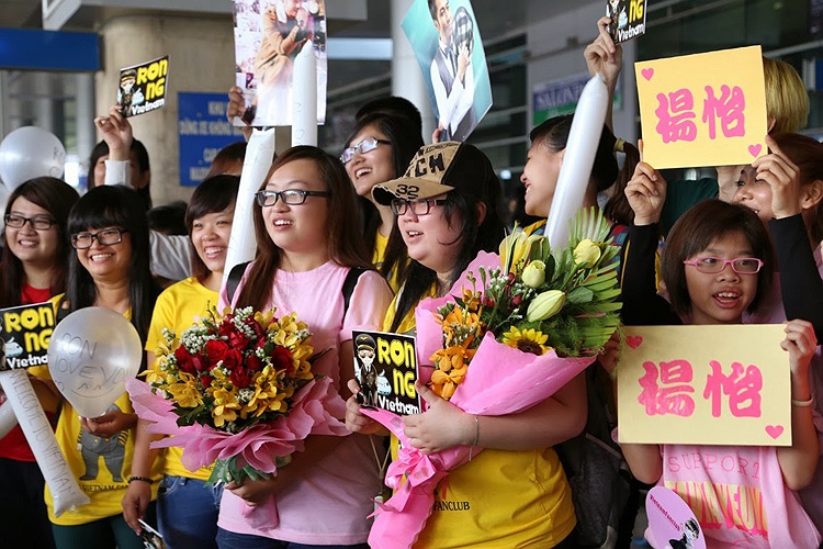 Hàng trăm fan Việt, chủ yếu là nữ đã ra tận sân bay để gặp gỡ thần tượng.