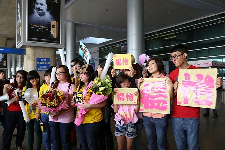 Các fan đem theo băng rôn, hoa và xếp hàng ngay ngắn trước khi Ngô Trác Hy xuất hiện.
