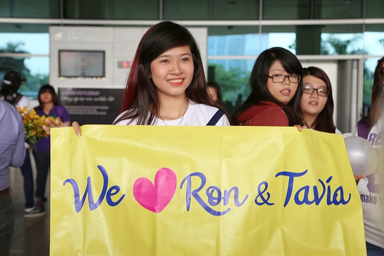 Đây là một bất ngờ, bởi những hình ảnh các bạn trẻ chào đón thần tượng tại sân bay thường chỉ có khi các sao Hàn đến Việt Nam.