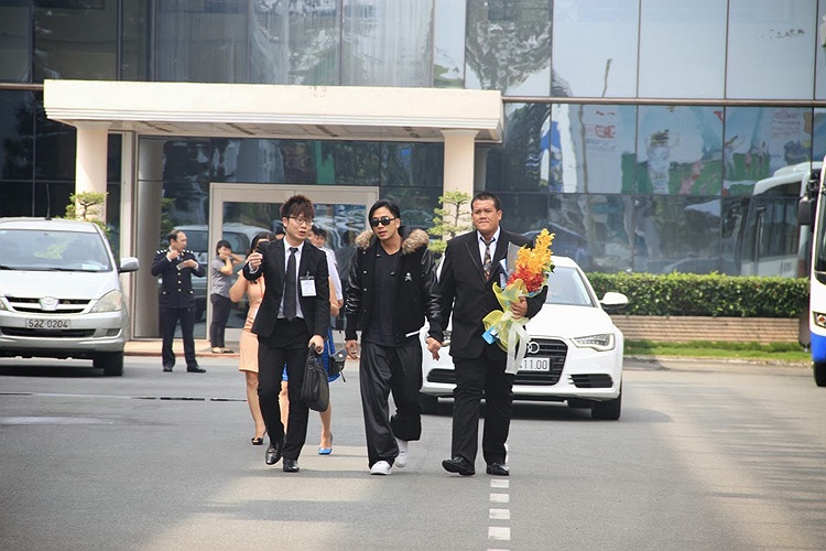 Anh xuất thân là một vũ công với chiều cao 1m82, thông thạo tiếng phổ thông, Quảng Đông và tiếng Anh.